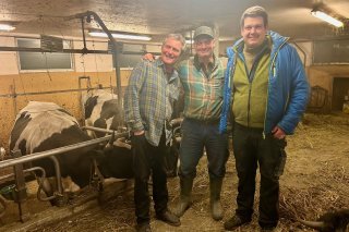 Le réalisateur Jean-Paul Bessire accompagné de Cyrille Georges et de Patrick Quinodoz, paysans.